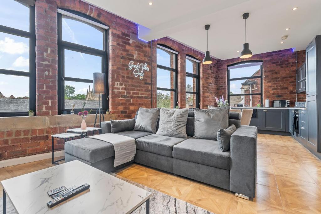 Leeds City Center Apartment | NY Style Exposed Brick Central 2BR Sleep 8