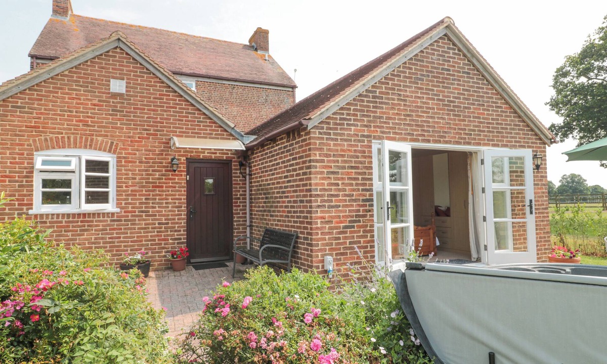 Moreton Cottage | OAK TREE COTTAGE, family friendly, with hot tub in Gloucester