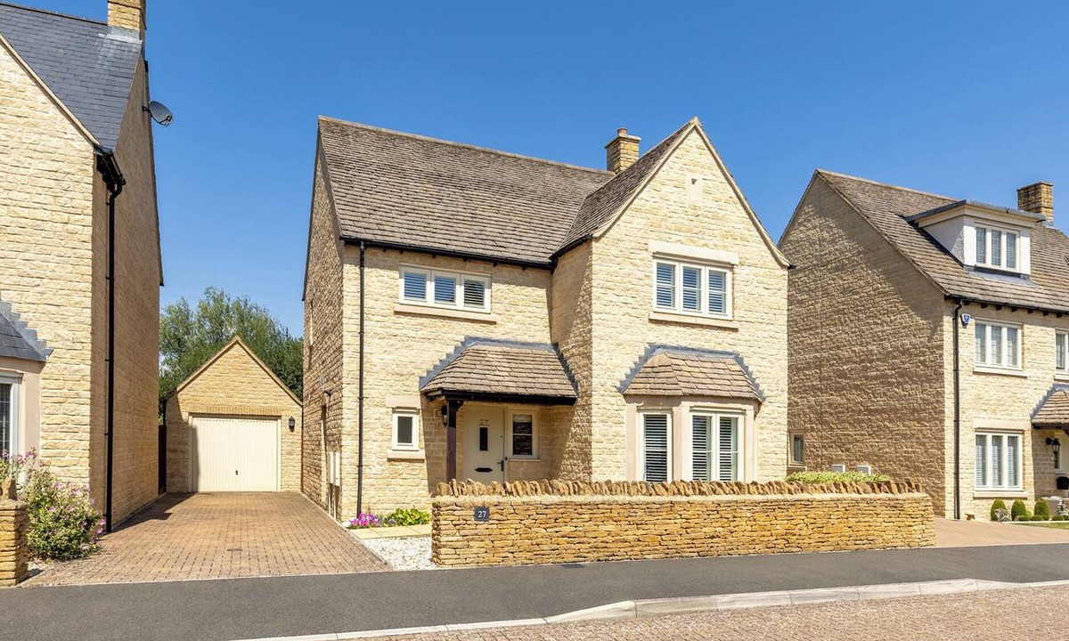 Lechlade Cottage | OLD RAILWAY CLOSE, with a garden in Lechlade-On-Thames