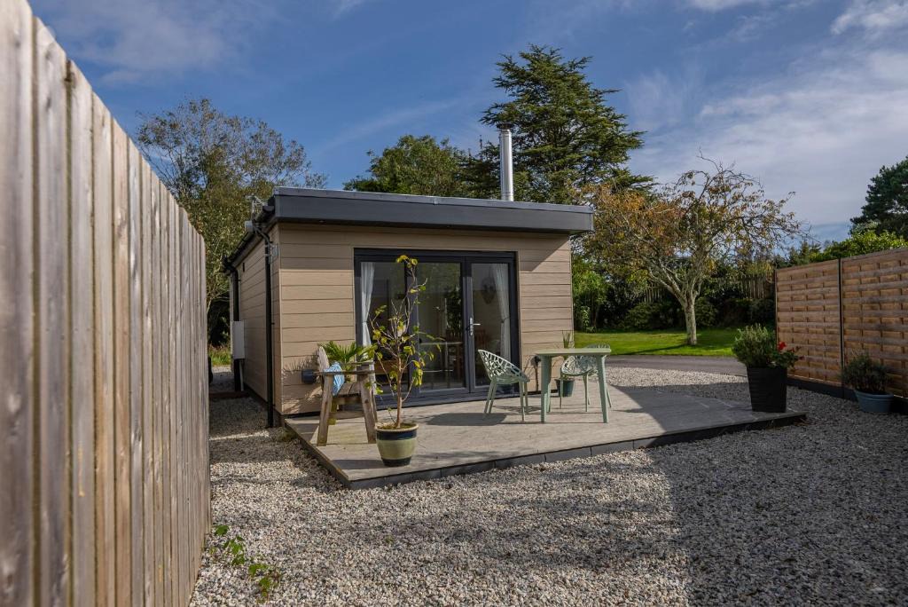Boscundle Apartment | Olverstone Lodge, a beautiful Cornish lodge with wood burner & garden