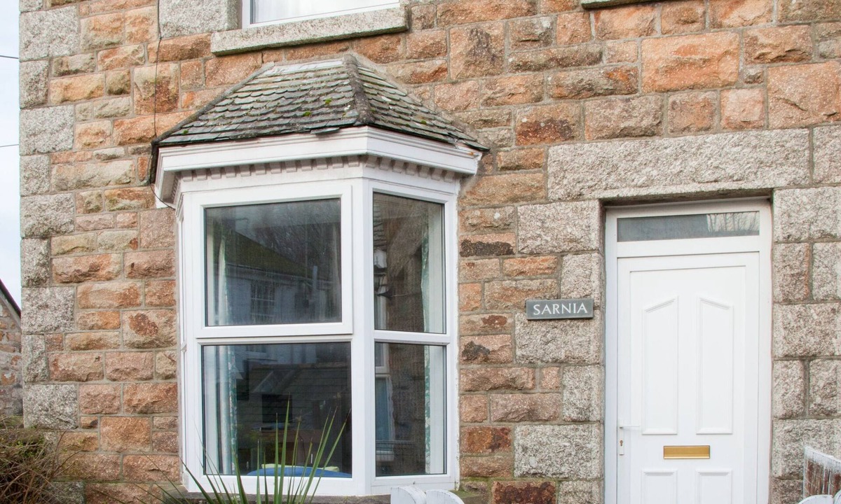 Marazion Cottage | Open plan house 1 minute to beach and St Michaels Mount causeway
