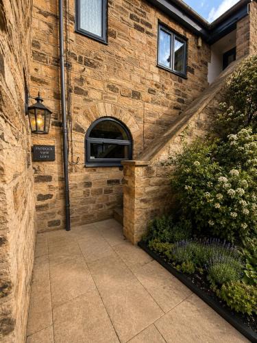 Grange Moor Apartment | Paddock View Loft Countryside Retreat