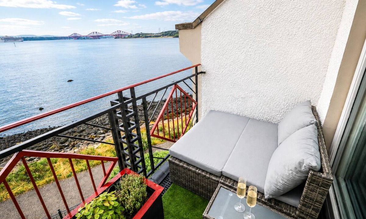 St. Davids Apartment | Panoramic Forth Bridge Views | Private Balcony | Waterfront | Dedicated Parking
