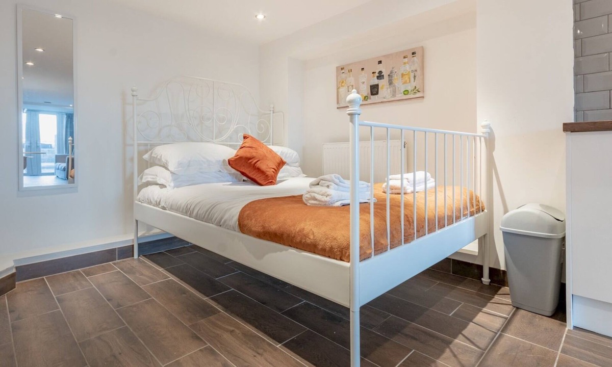 Basildon Apartment | Pass the Keys | Cosy Studio in Basildon | Sleeps up to 4