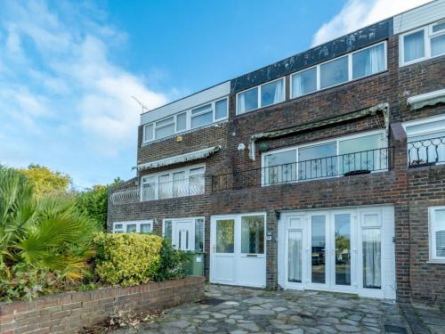 Basildon House | Pass the Keys Large 4 Bedroom Home Stunning views Contractor