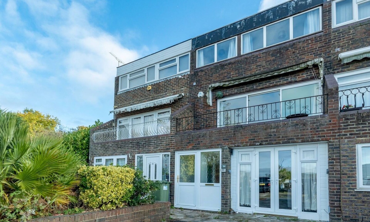 Basildon House | Pass the Keys | Large 4 Bedroom Home | Stunning views | Contractor