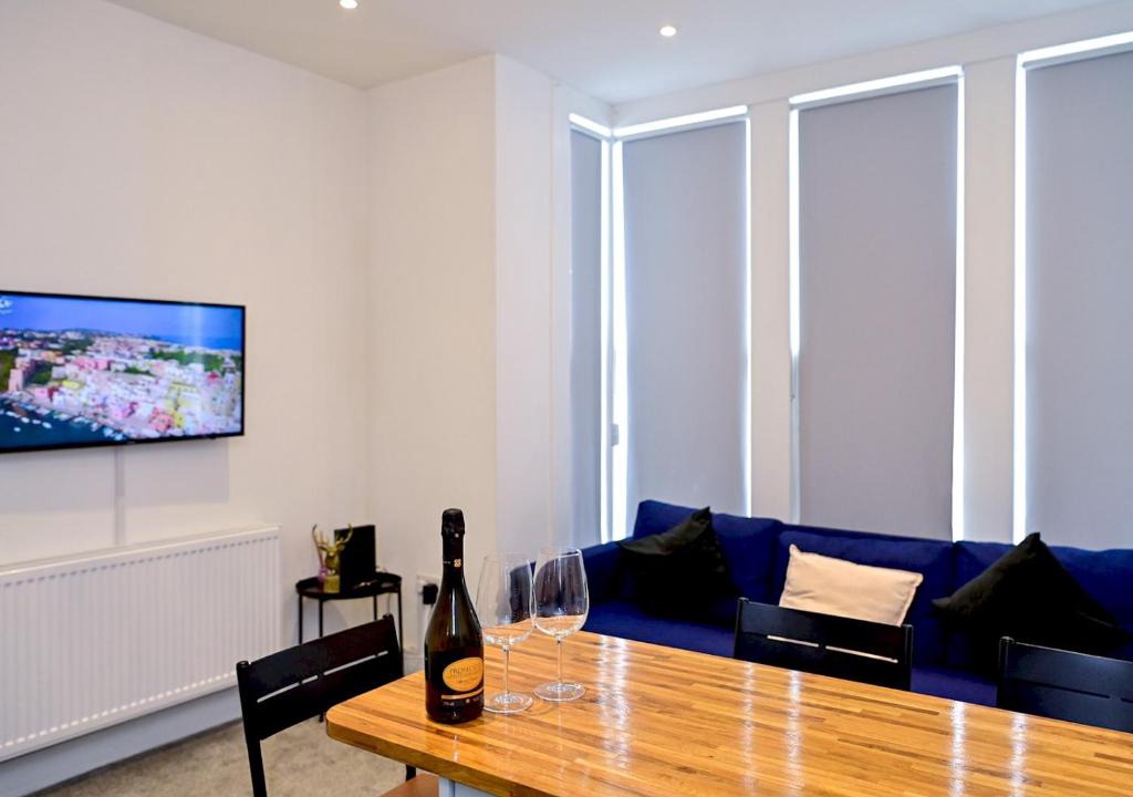 Caerau Apartment | Pass the Keys Llandaff - Modern Bright Central wParking