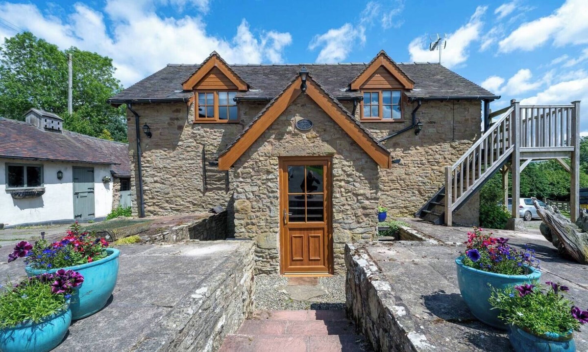 Munslow House | Pass the Keys | Tranquillity Cottage set in rural south Shropshire