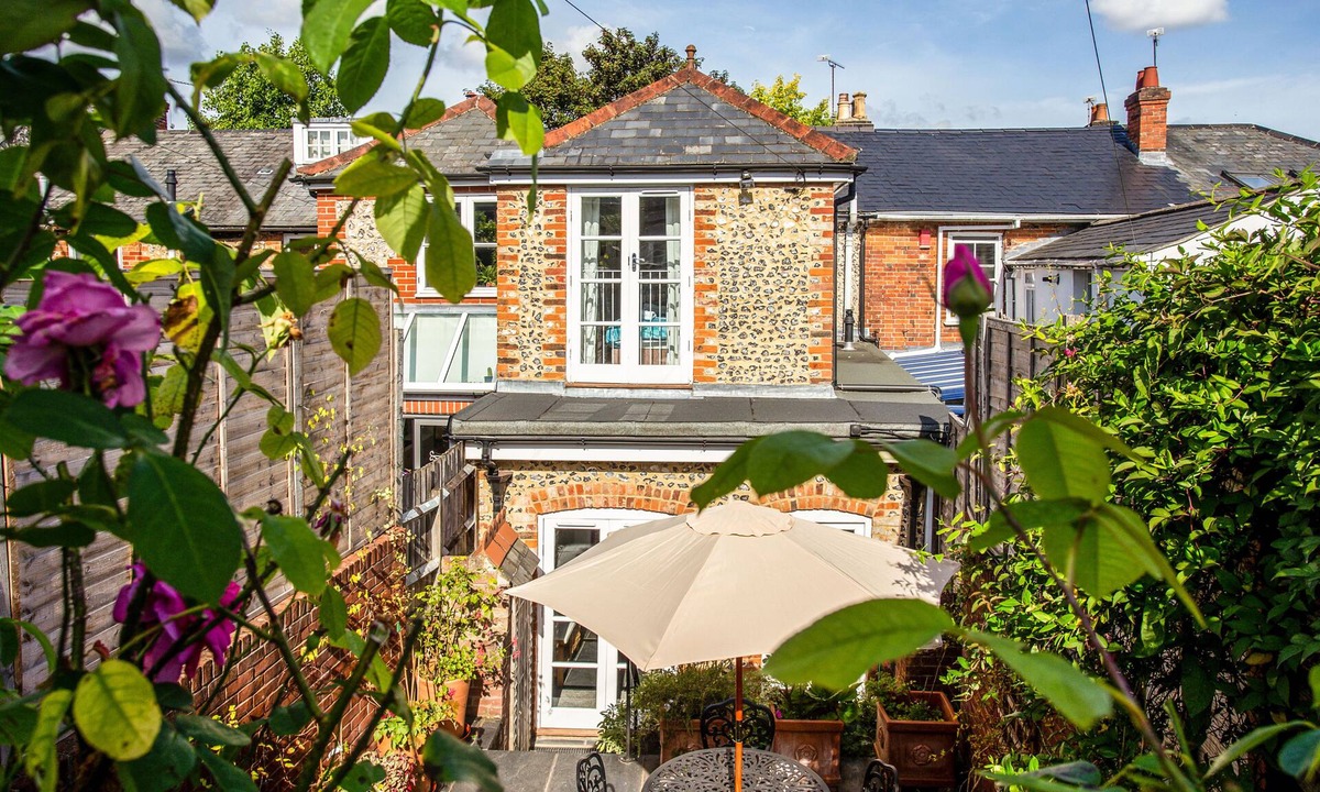 Winchester Cottage | Peaceful Elevated Residential Area - Walk to City