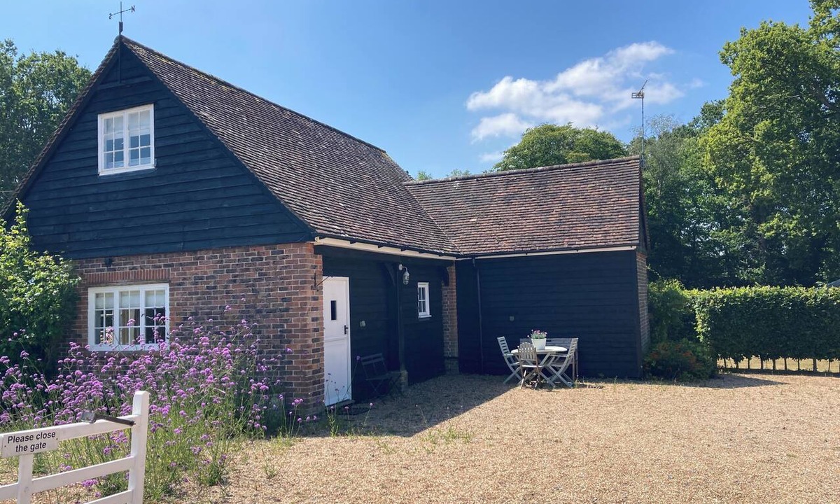 Peasmarsh Cottage | Peaceful rural detached coach house cottage near Rye.