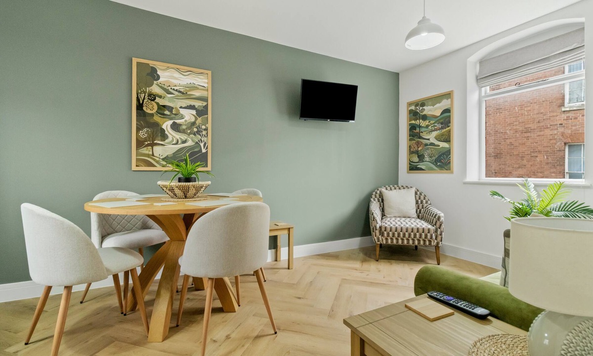 Worcester Apartment | Pear Tree - BRAND NEW Stylish City Centre Apartment - Sleeps 4