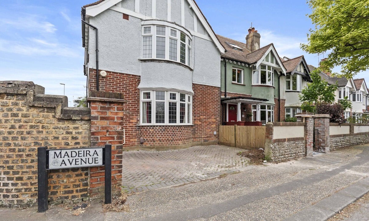 Worthing House | Pebble Corner with Free Parking | By My Getaways