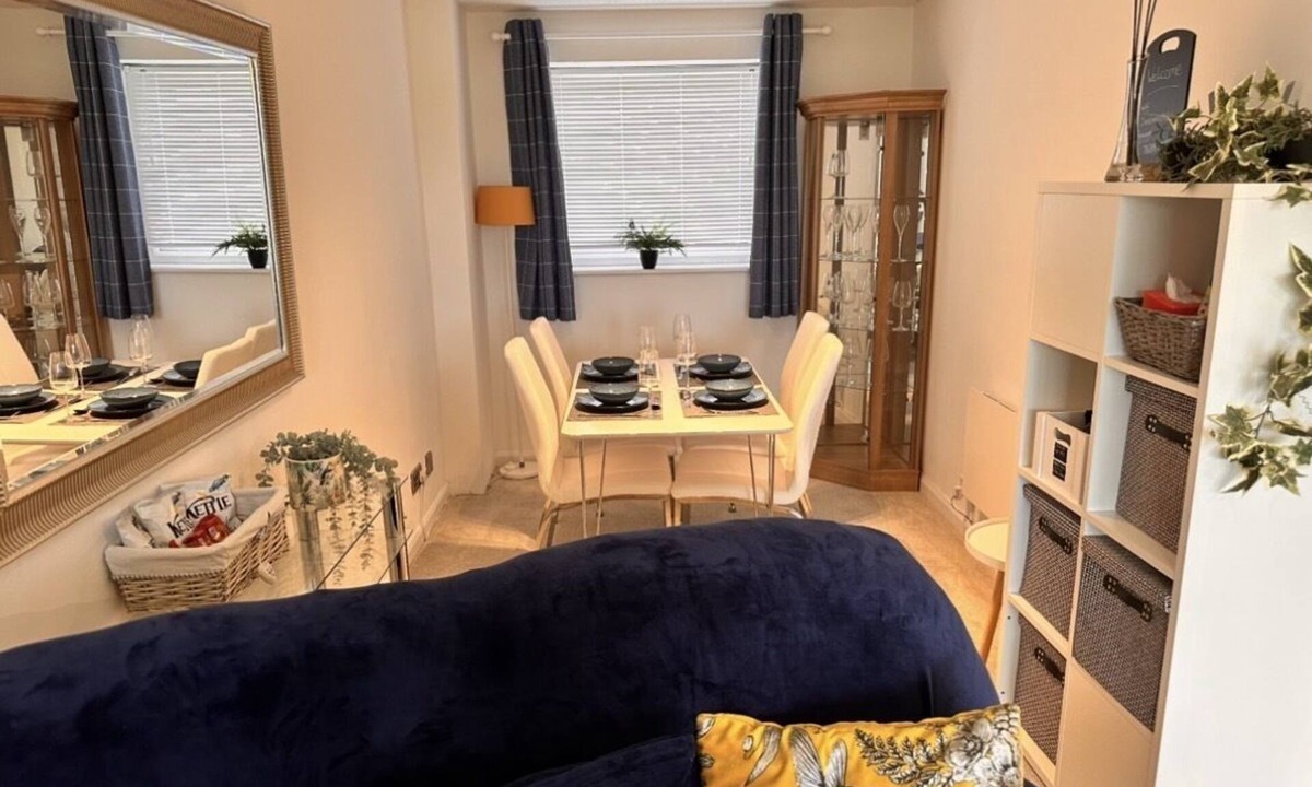 Harlech Apartment | Pet friendly 3 bed retreat for beach, castle & gol