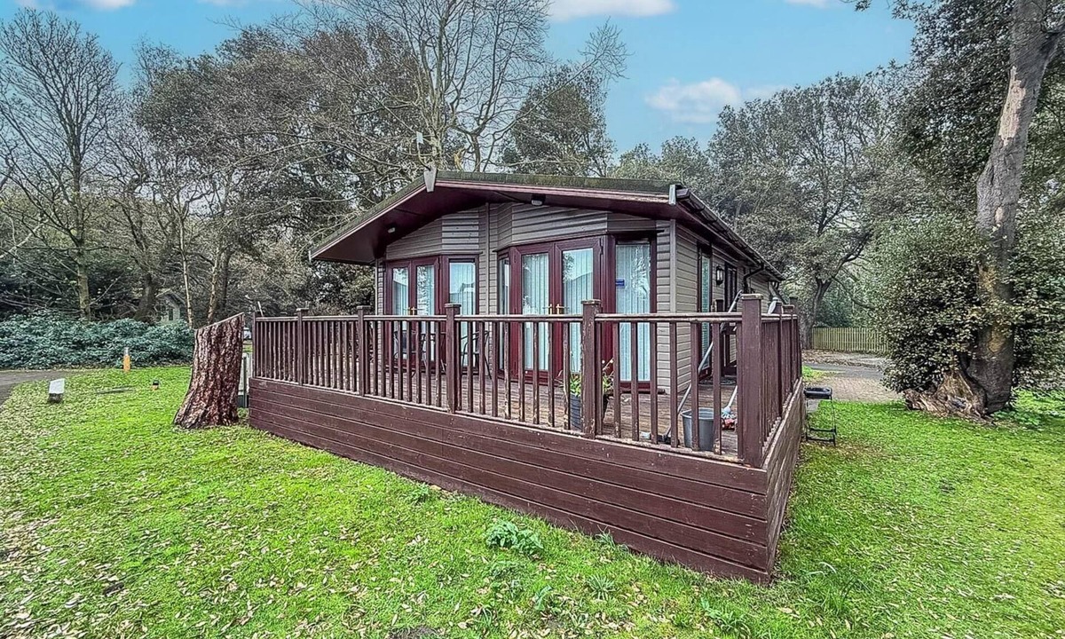 Corton Cabin | Pet friendly, luxury lodge with decking in Suffolk near the beach ref 32108A