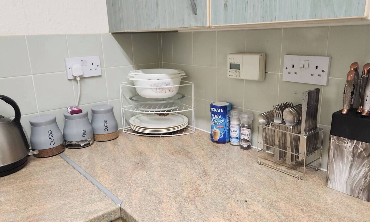 Farcet House | Peterborough Nice House with garden free parking