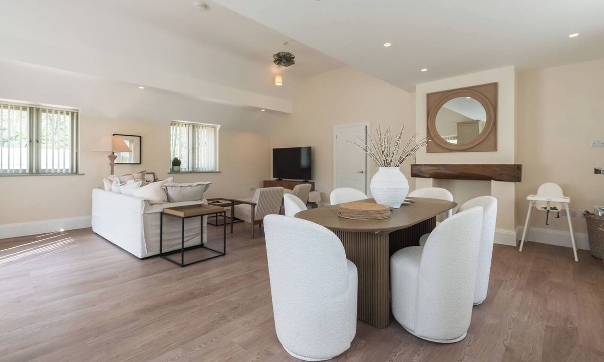 Kineton House | Please note, the property is currently being refurnished and upgraded so furniture and features will differ from the images