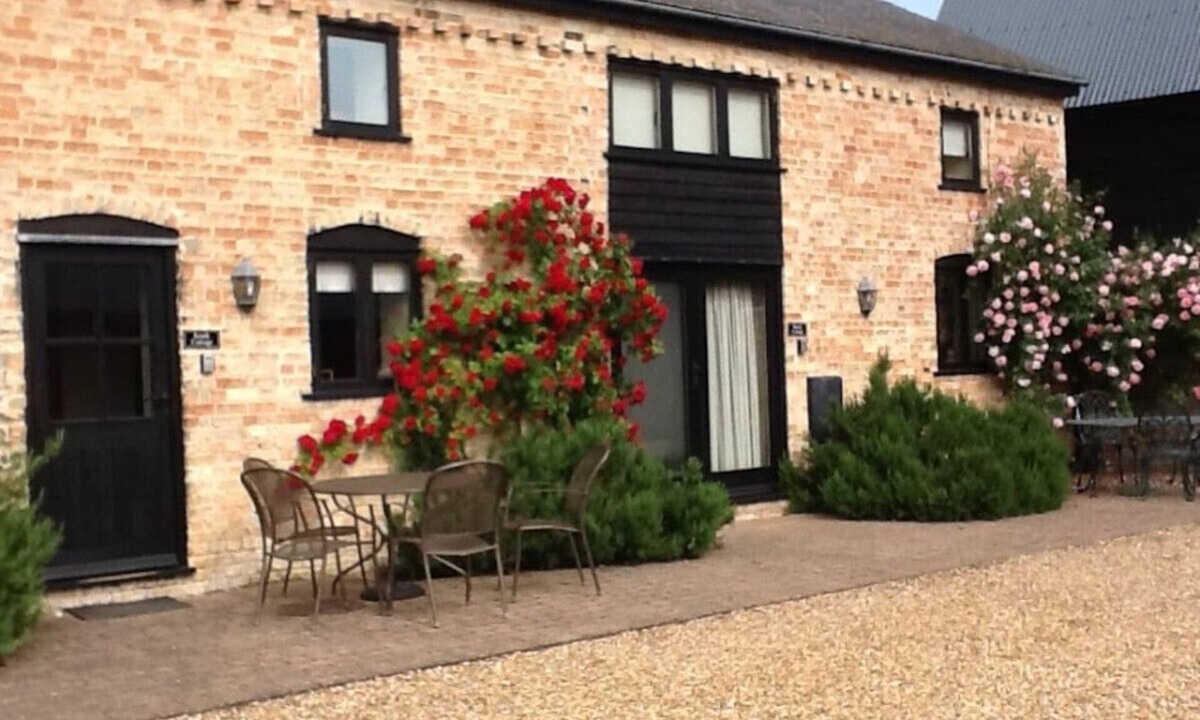 Cambridge Cottage | Pretty Farm Cottage in charming peaceful village
