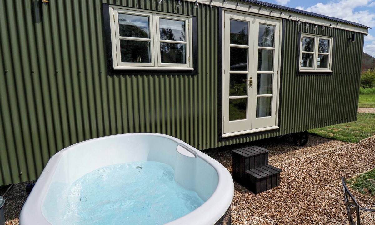 Ashby cum Fenby Cottage | Primrose