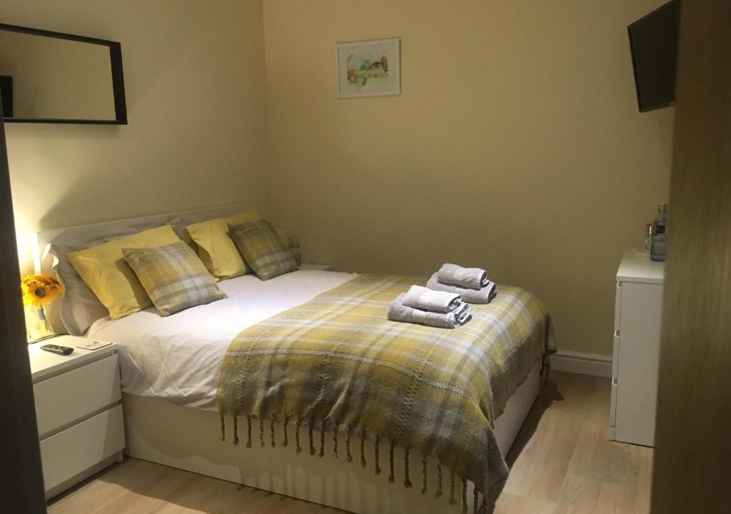 Alvechurch Apartment | Private Room - Sleeps 2 - Private Entry - Parking