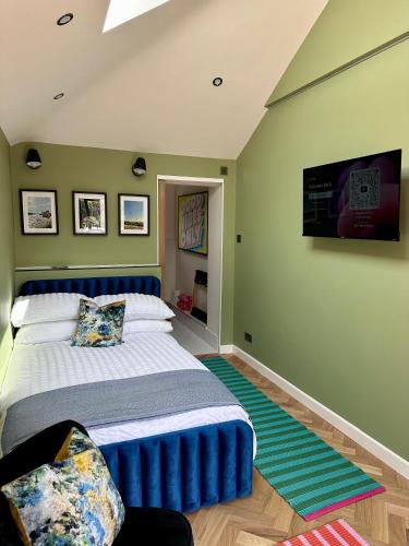 Canterbury House | Private room with ensuite and small double bed