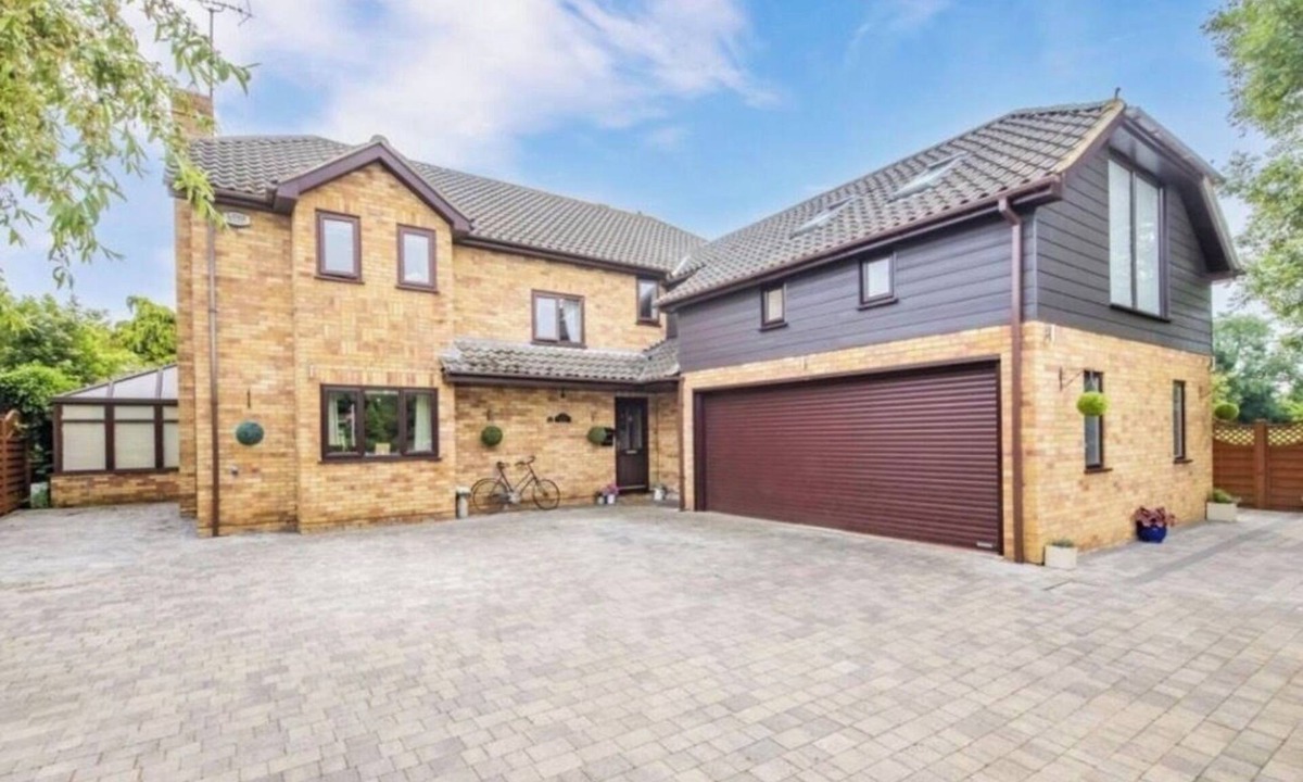 Burton Latimer Apartment | Private Studio with parking near A14