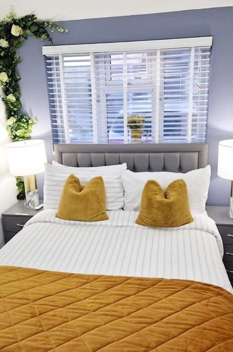 Grays Apartment | PrivateHaven for Contractors and Couples, privateParking andGarden