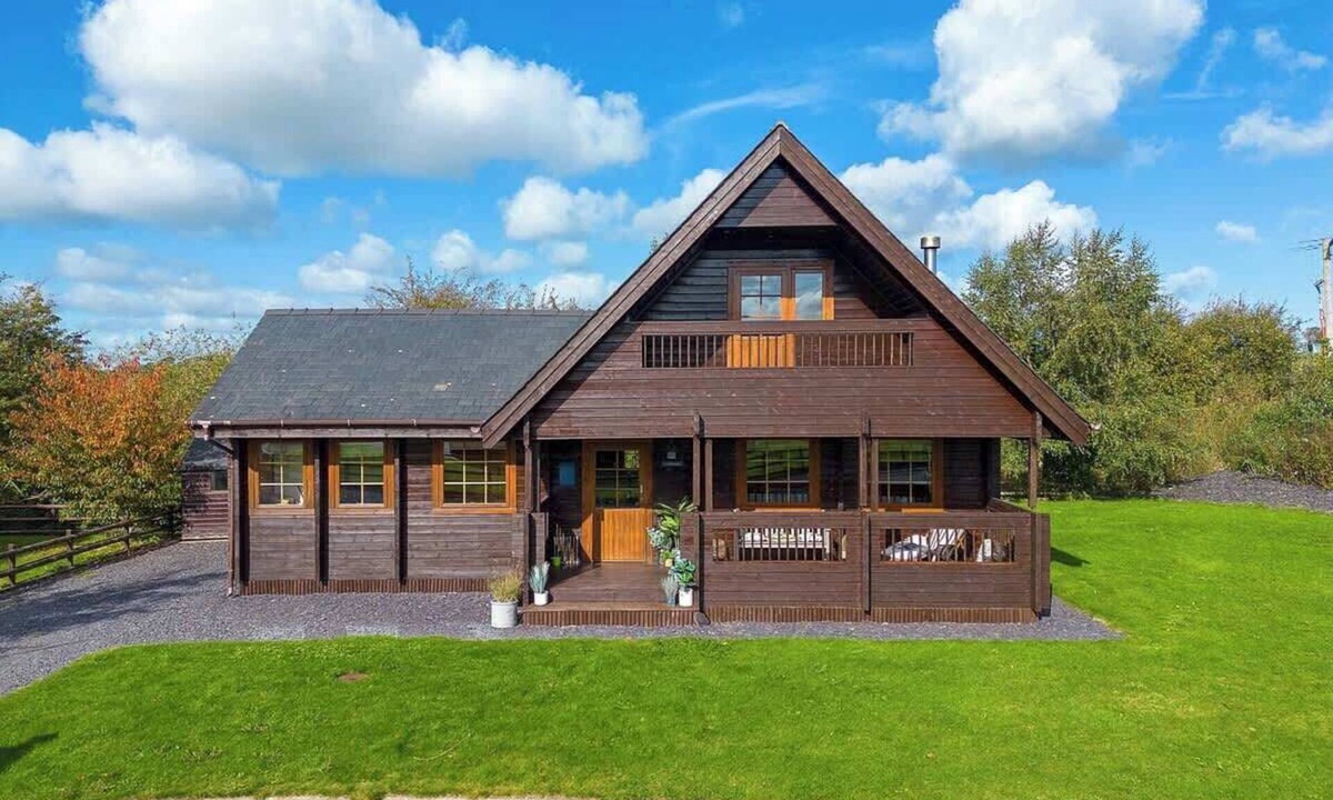 Menai Bridge Cabin | Quiet Anglesey Cabin | Wood Burner | Parking