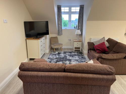 Bramcote Apartment | Quiet studio flat near University & QMC, King size bed