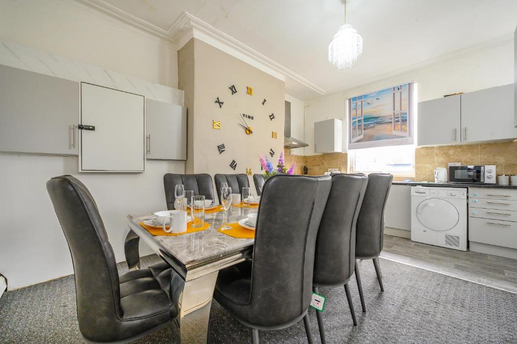Beeston House | RA15CF - Comfortable Shared Room in Beeston