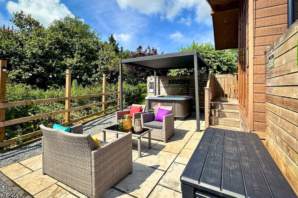 Raywell Ski Chalet | Recently upgraded to include Tilt and turn Gazebo over hot tub.