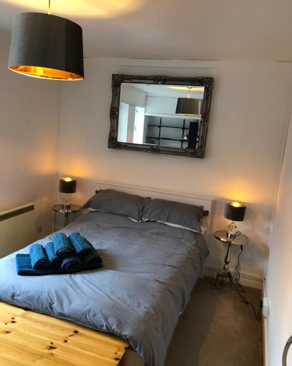 Worcester Apartment | Refurbished city centre pad sleeps 4