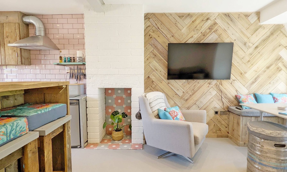 East Wittering Cottage | Reiska, West Wittering - sleeps 6 guests in 2 bedrooms