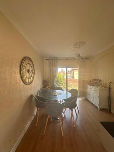 Wednesbury House | Relax Staycation