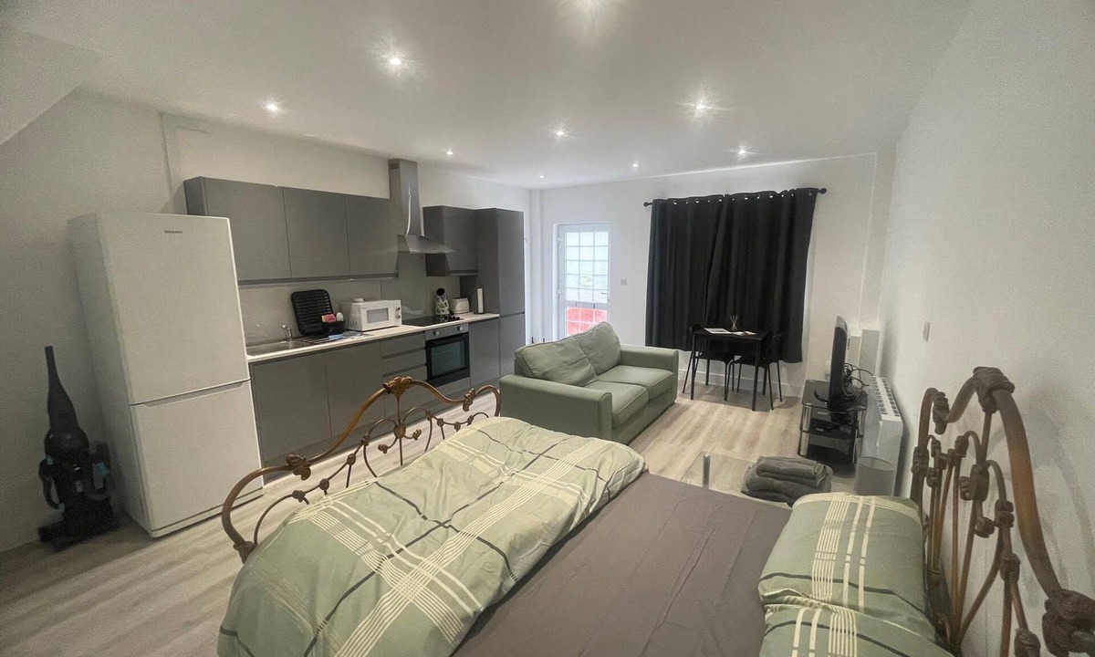Watford Apartment | Renovated Studio - Self Check-In, Free Parking