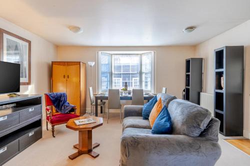 Thames Ditton Apartment | Retro Art Deco 2Bed with Parking in Thames Ditton - Pass the Keys