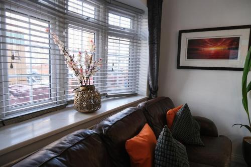 Reading House | River Home next to Town, RailStation with Parking options