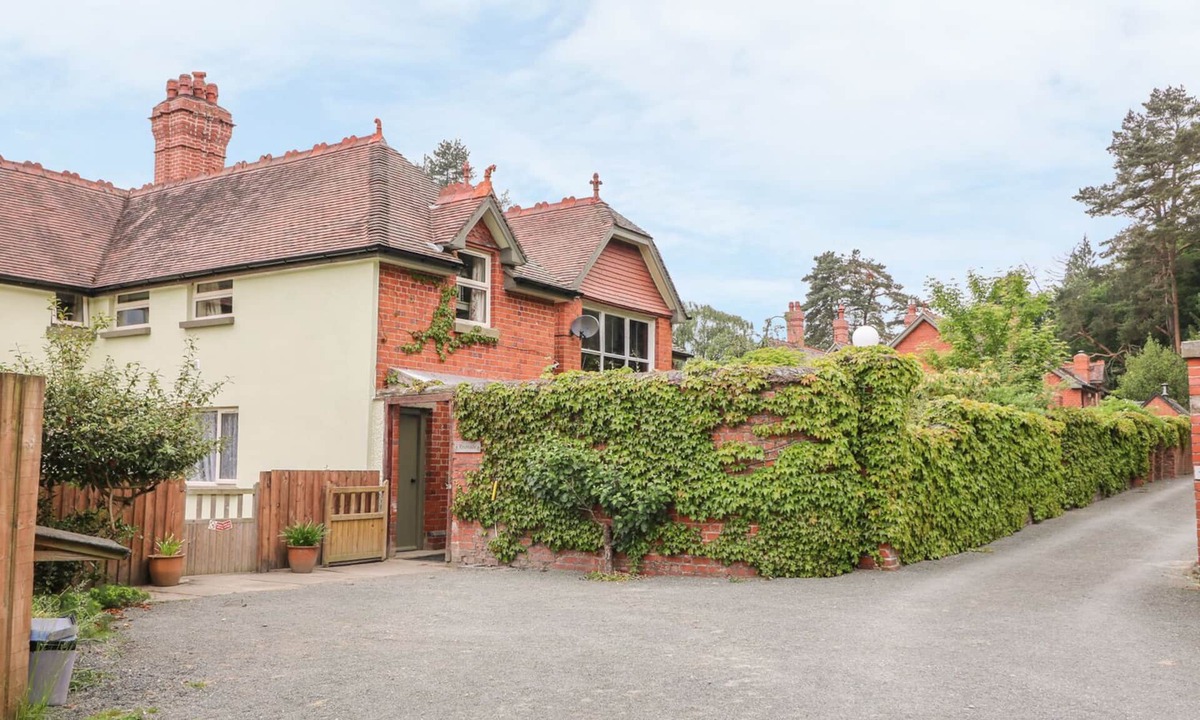 Llandrindod Wells Cottage | RIVERSIDE COTTAGE, pet friendly, with a garden in Llanwrthwl