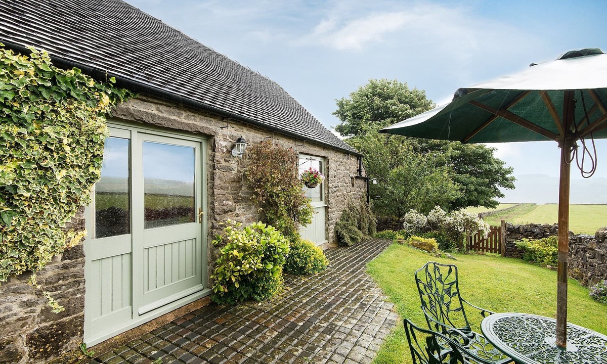 Newton Grange Cottage | Romantic cosy hideaway for 2 located on a dairy farm with hot-tub available.