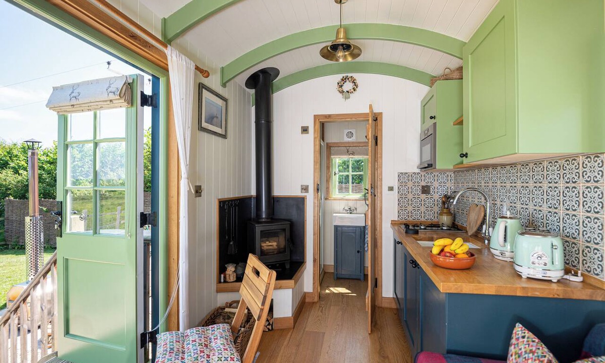 Langport Cabin | Romantic Shepherd Hut and Private Hot Tub Retreat