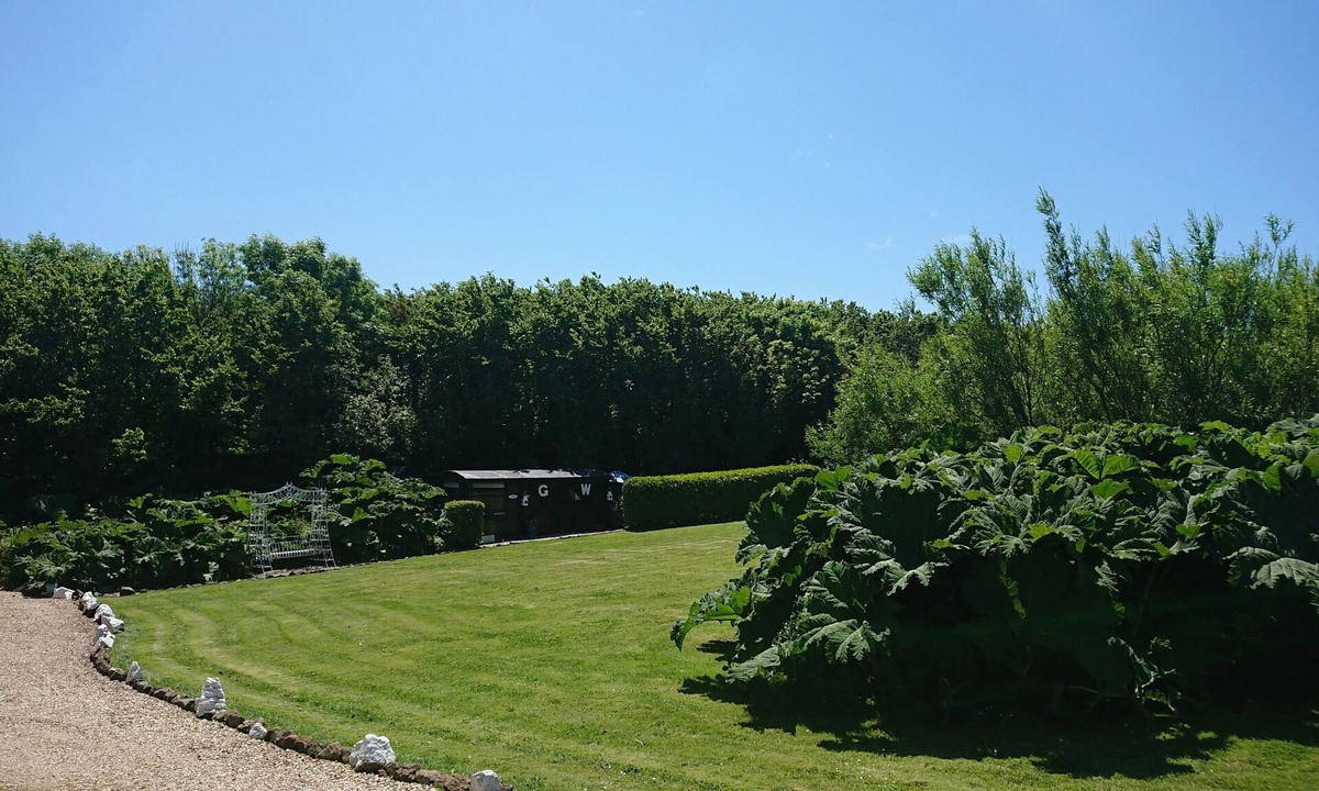 Cadgwith Cabin | Romantic streamside Carriage next to Coast Path ♥️ Short walk to beach & pub! 🥂