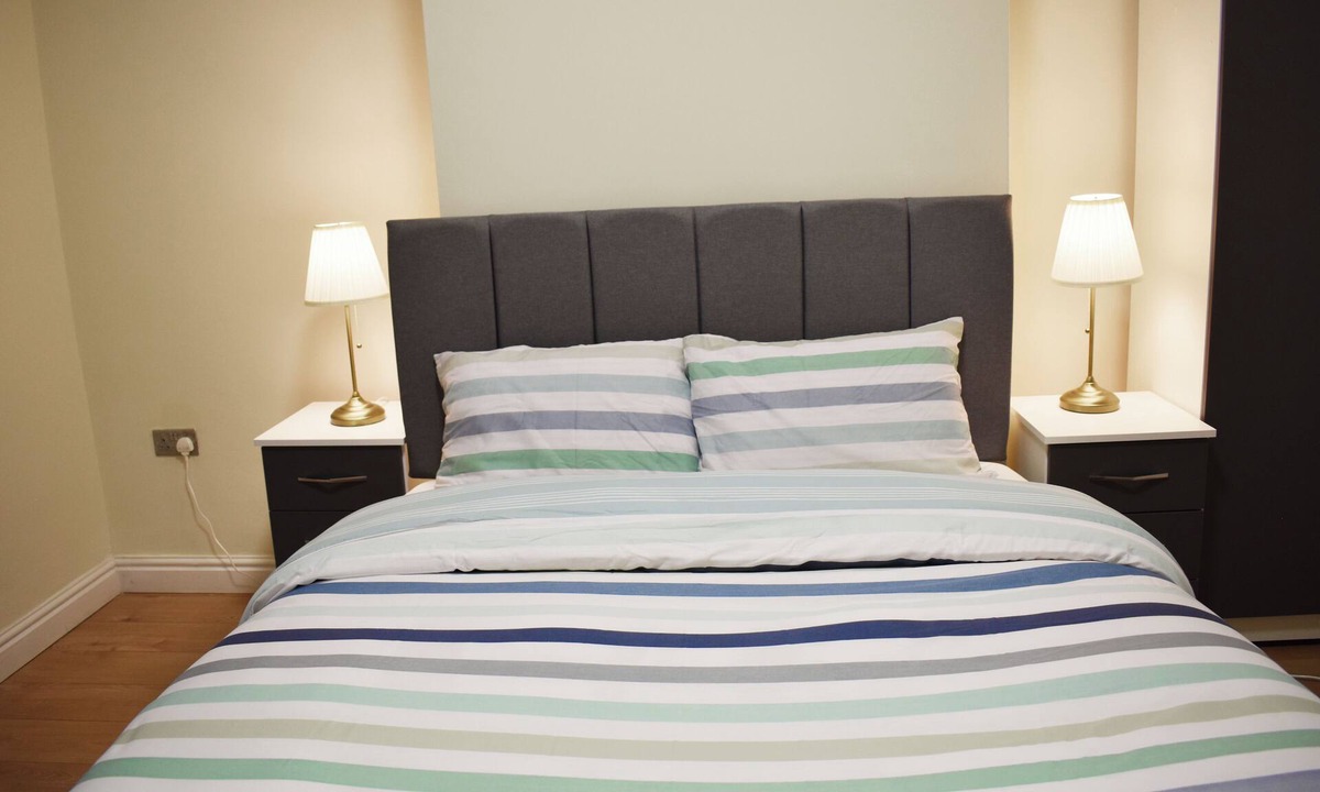 Birmingham Apartment | Room 2
