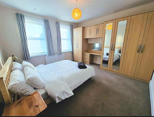 Bensham Manor House | Roomy, comfortable Greater London home, sleeps 8