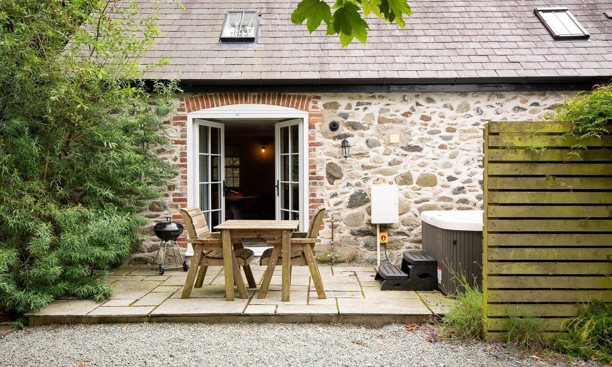 Bryngwran Cottage | Rustic Couples Retreat | Hot Tub | Private Estate