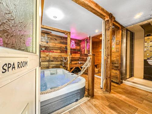 Pentre Apartment | Rustic Rhondda Retreat w Private Hot Tub & Sauna