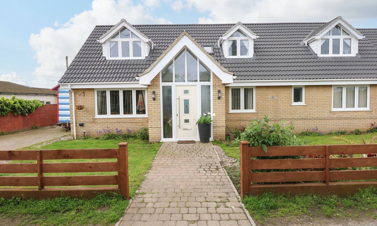 Pakefield Cottage | SEAVIEW, pet friendly, character holiday cottage in Lowestoft