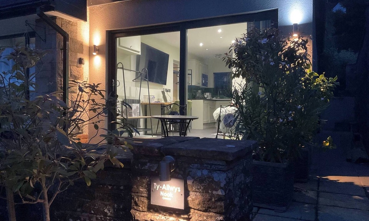 Govilon Apartment | Self-contained Studio Annex