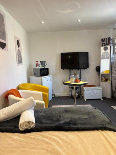 Stonehouse House | Self-Contained Studio with Ensuite & Private Access