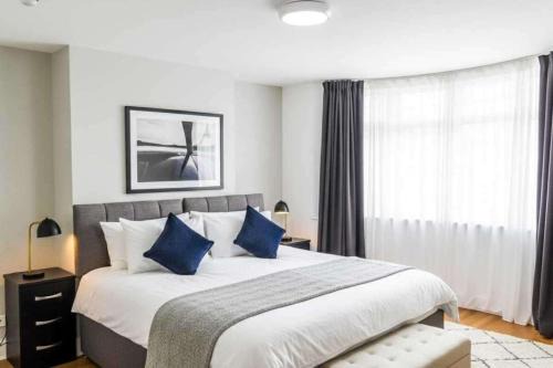 Selsdon and Ballards House | Serviced Accom Sleeps 8- Near London Free Parking