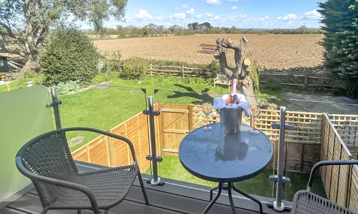 Felpham Cottage | Set in a tranquil location with a balcony overlooking the fields and countryside.