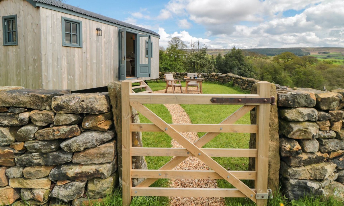 Chop Gate Cottage | SHEEP COTE SHEPHERDS HUT, romantic, with a garden in Stokesley